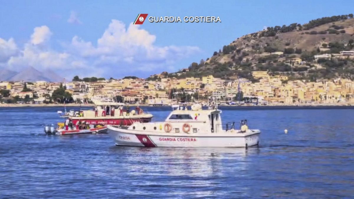 Rettungskräfte der italienischen Küstenwache suchen nach den sechs Vermissten bei Sizilien.