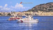 Esta imagen tomada de un video publicado por la Guardia Costera italiana el lunes 19 de agosto de 2024, muestra las operaciones de rescate en el tramo de Mar cerca de Palermo