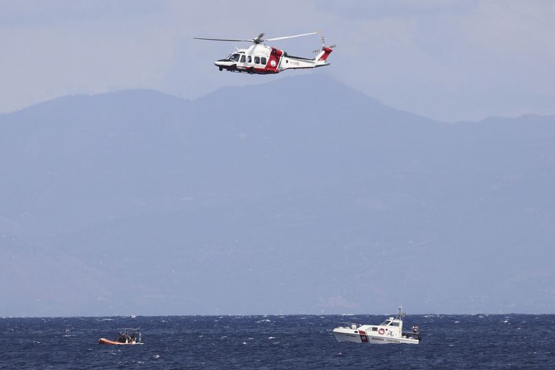 Egy mentőhelikopter is csatlakozott