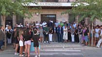 Imagen del minuto de silencio en recuerdo del menor asesinado el domingo en la localidad de Mocejón, en Toledo.