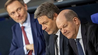 Le chancelier allemand Olaf Scholz (à droite) et ses partenaires de coalition