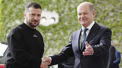 O presidente ucraniano, Volodymyr Zelenskyy, à esquerda, com o chanceler alemão, Olaf Scholz