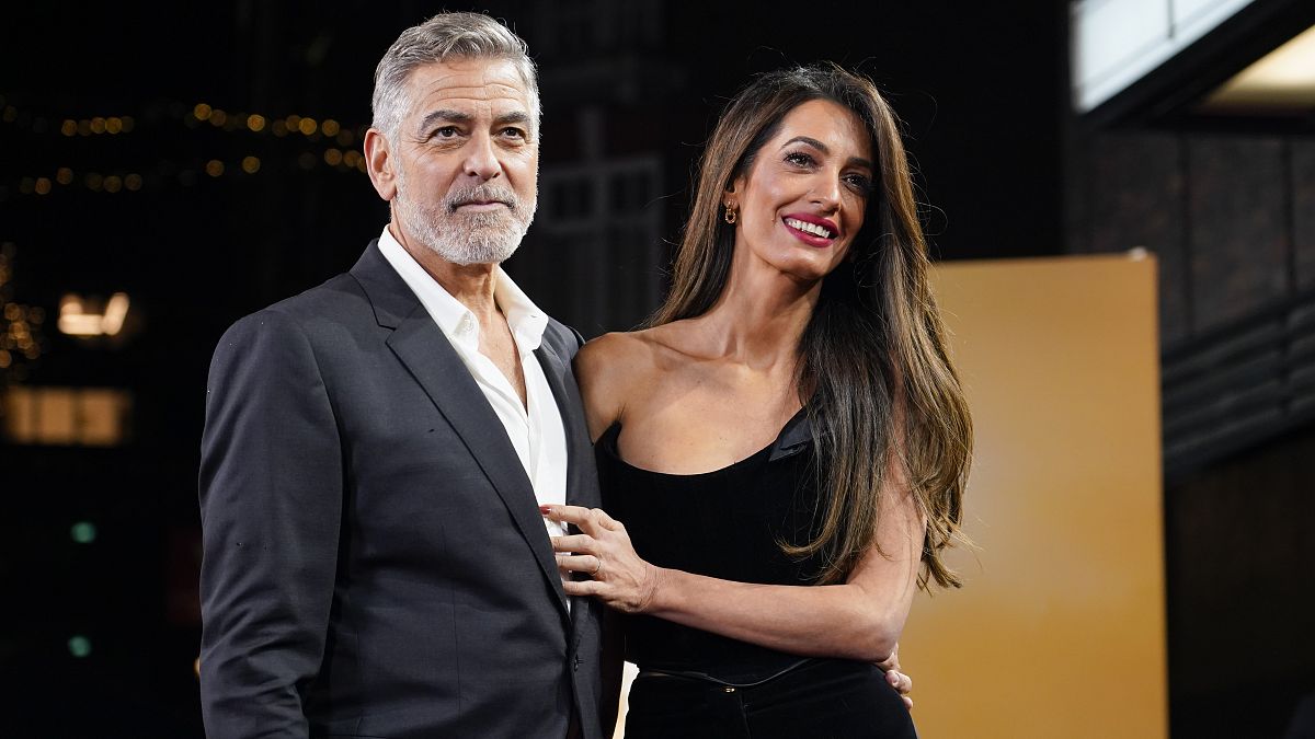 George Clooney ve eşi Amal Clooney, 'The Boys In The Boat' filminin gösteriminde kameralara poz veriyor, 3 Aralık 2023.