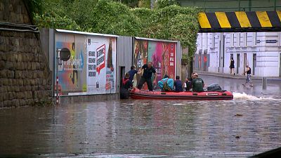 Serviços de salvamento no barco