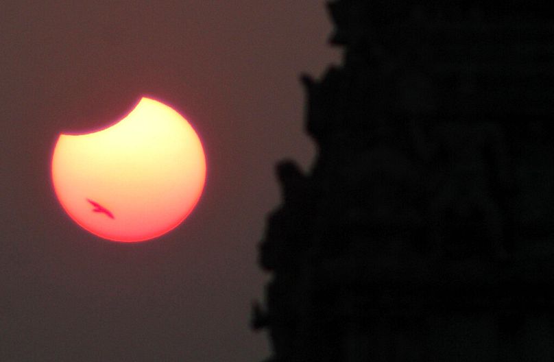 So wie hier in Indien könnte im September die partielle Sonnenfinsternis in Europa zu sehen sein.