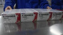 Рабочий упаковывает лекарства на фабрике Youcare Pharmaceutical Group в Пекине, 10 января 202