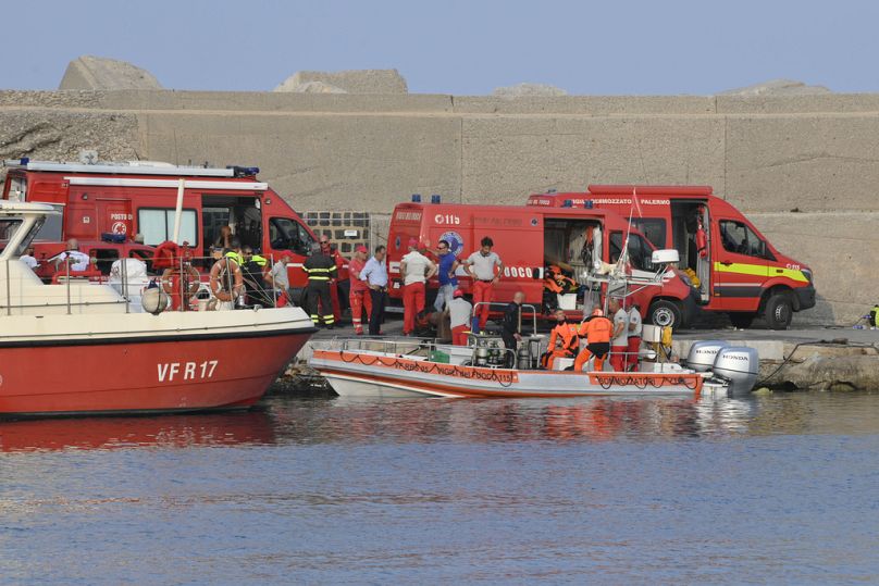 غواصو الإطفاء الإيطاليون يستعدون للإبحار نحو المنطقة التي غرقت فيها السفينة البريطانية "باييزان" بعد أن تعرضت لعاصفة عنيفة مفاجئة، وذلك في وقت مبكر من صباح الاثنين