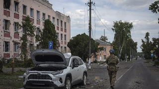 Un soldato ucraino passa davanti al municipio di Sudzha, nella regione di Kursk, in Russia (16 agosto 2024)