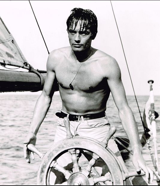 Alain Delon Tom Ripley szerepében, a Ragyogó napfény című, 1960-ban bemutatott filmben