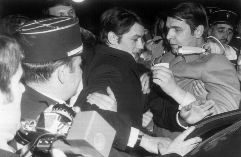 A csendőrök védik Alain Delont a riporterektől a versailles-i bíróság előtt, 1969 februárjában