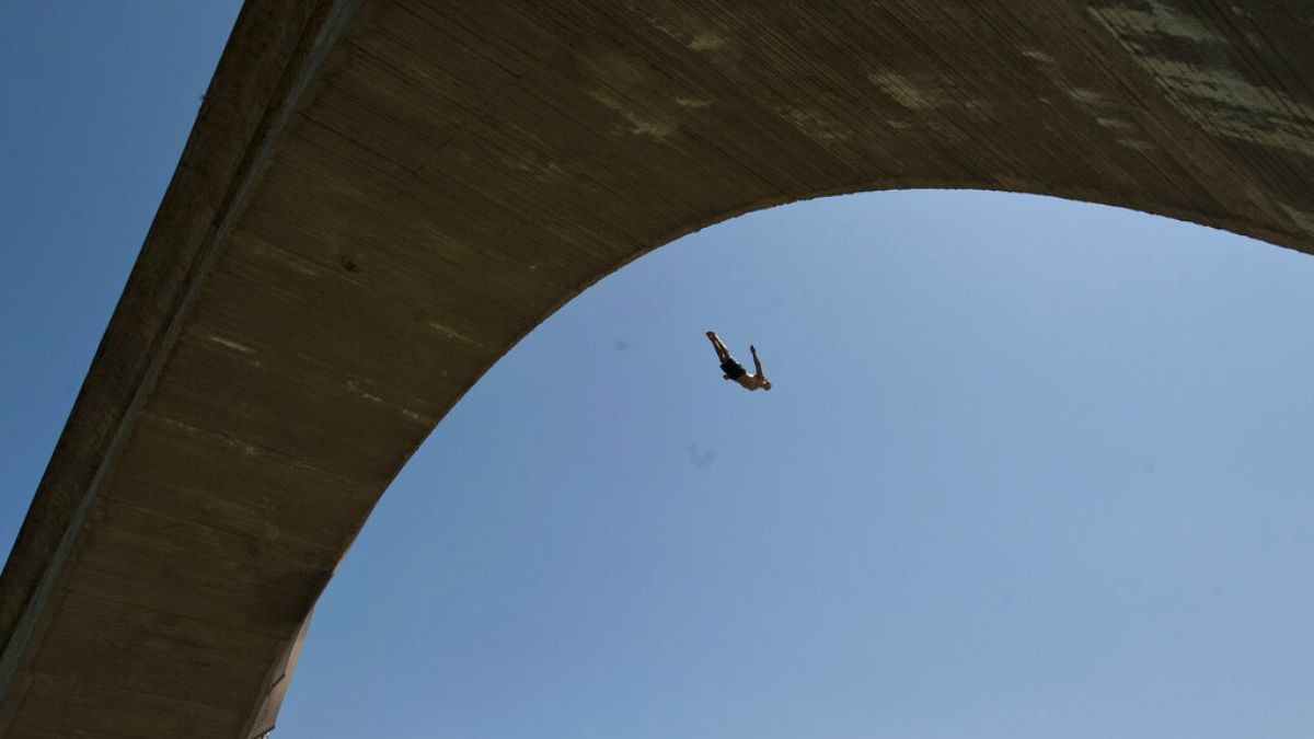 Un saltador en el puente.