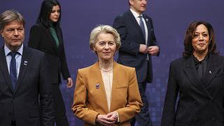 Il ministro tedesco dell'economia e del clima Robert Habeck, la presidente della Commissione Ue Ursula von der Leyen e la vicepresidente degli Usa Kamala Harris