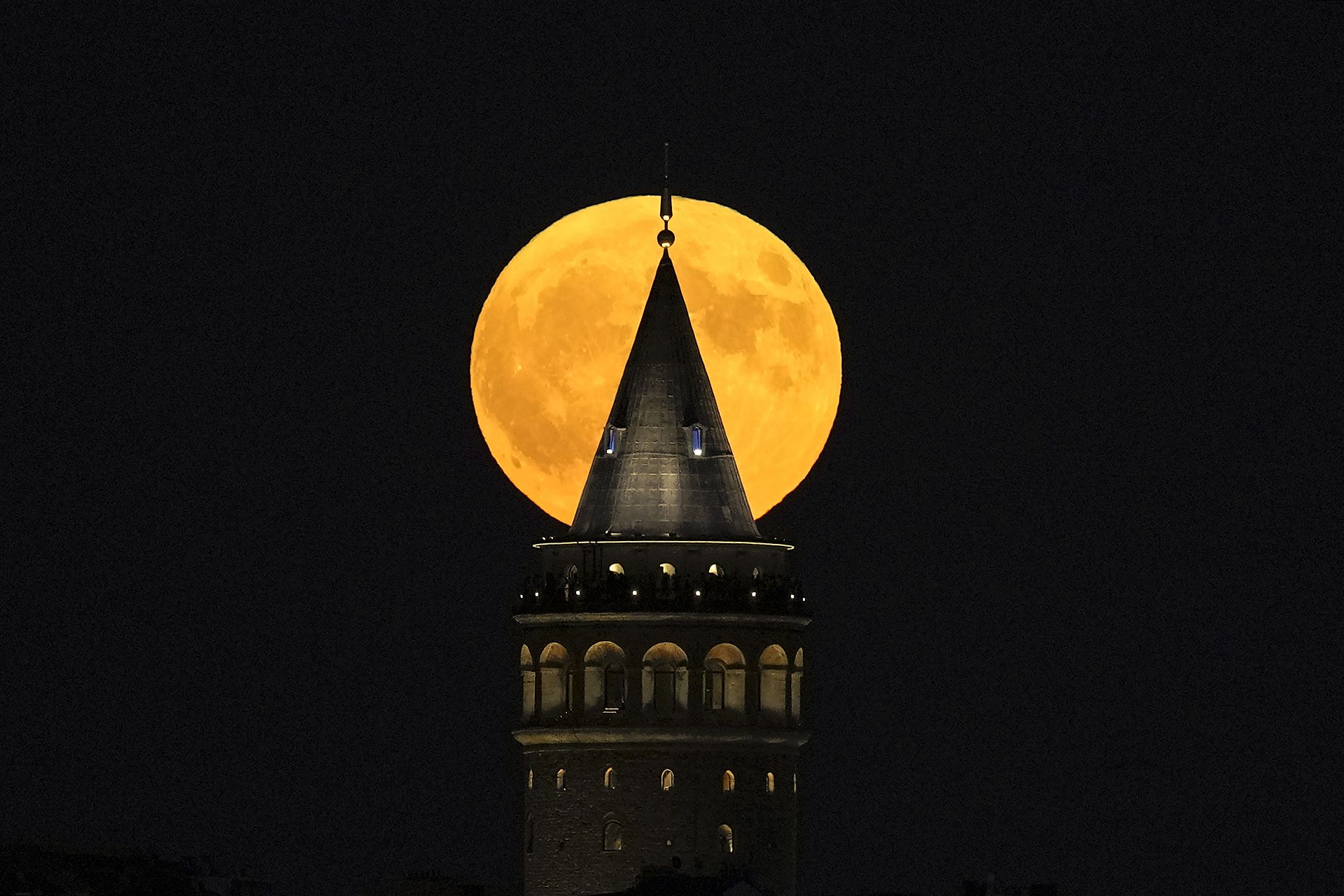 Une rare super lune bleue illumine les ciels nocturnes du monde entier