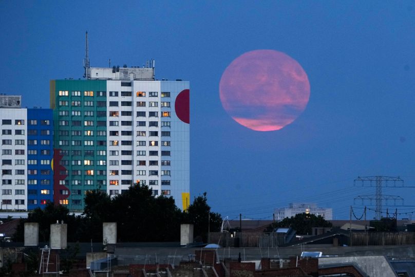 La superluna se eleva por detrás de un edificio residencial en Berlín, el lunes 19 de agosto de 2024.