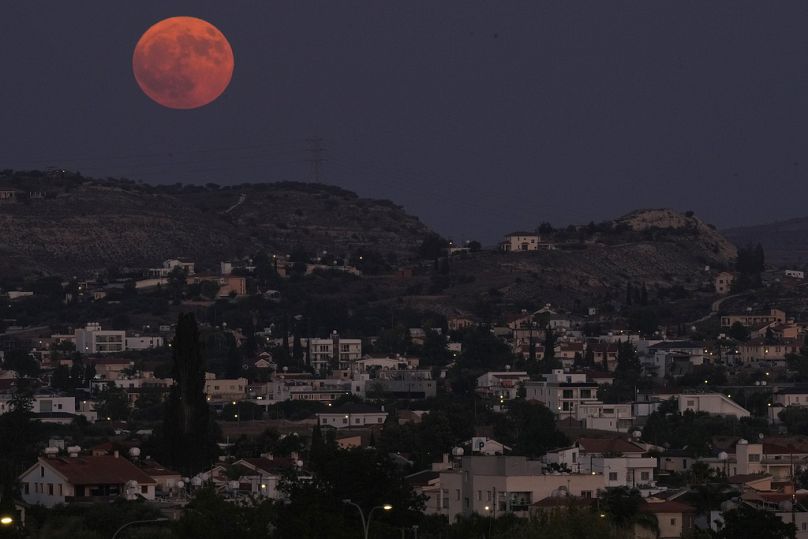 A Super Lua nasce nos arredores de Pera Chorio Nisou, na capital Nicósia, Chipre, na segunda-feira, 19 de agosto de 2024.