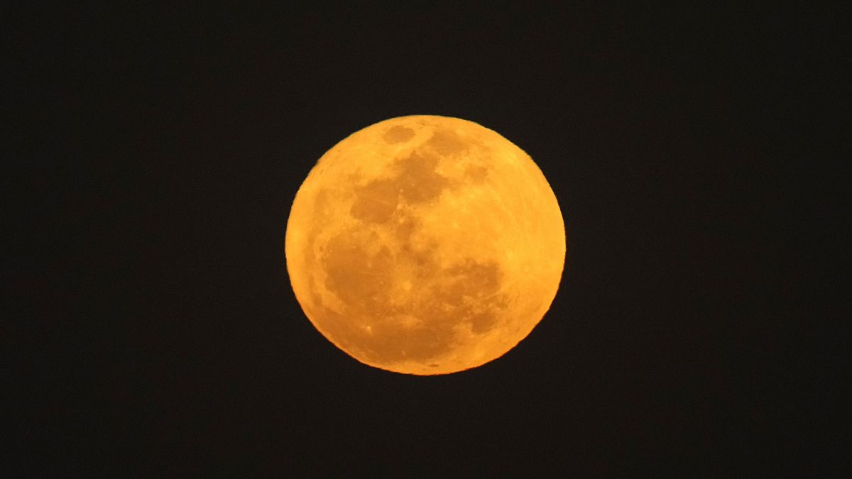 Rara superlua azul ilumina o céu noturno em todo o mundo