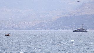 Rettungsboote suchen nach den Vermissten bei Sizilien.