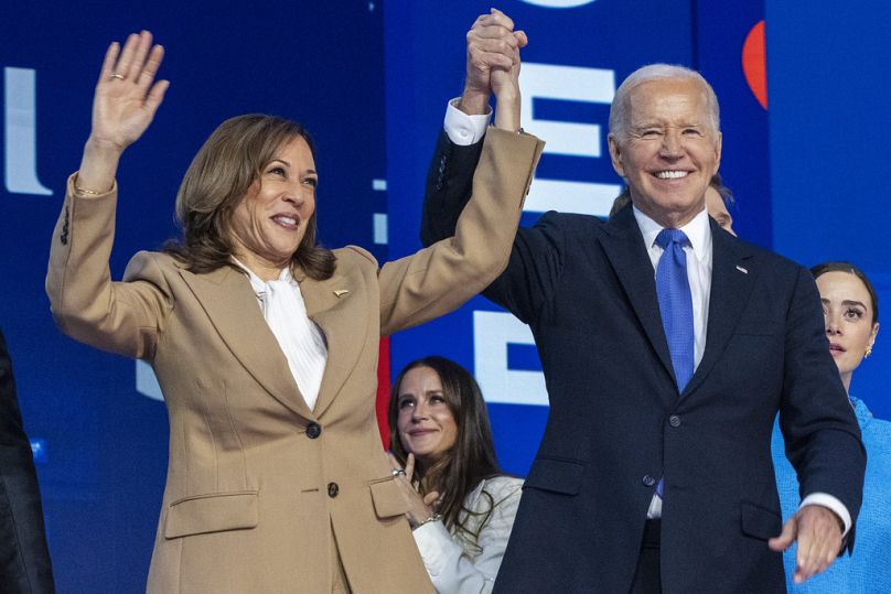 La candidata democratica alla presidenza Kamala Harris con il presidente Joe Biden alla Convention nazionale democratica, Chicago, 19 agosto 2024