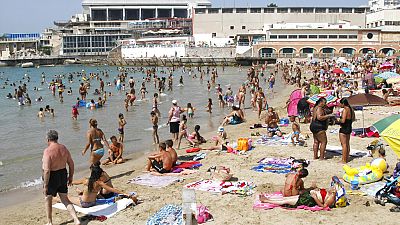 Urlauber am Strand.