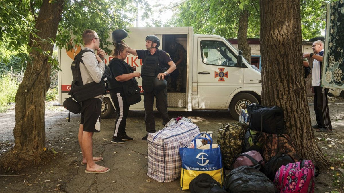  População local é transferida de Selidove para áreas seguras, em Pokrovsk, região de Donetsk, Ucrânia, na terça-feira, 20 de agosto de 2024.