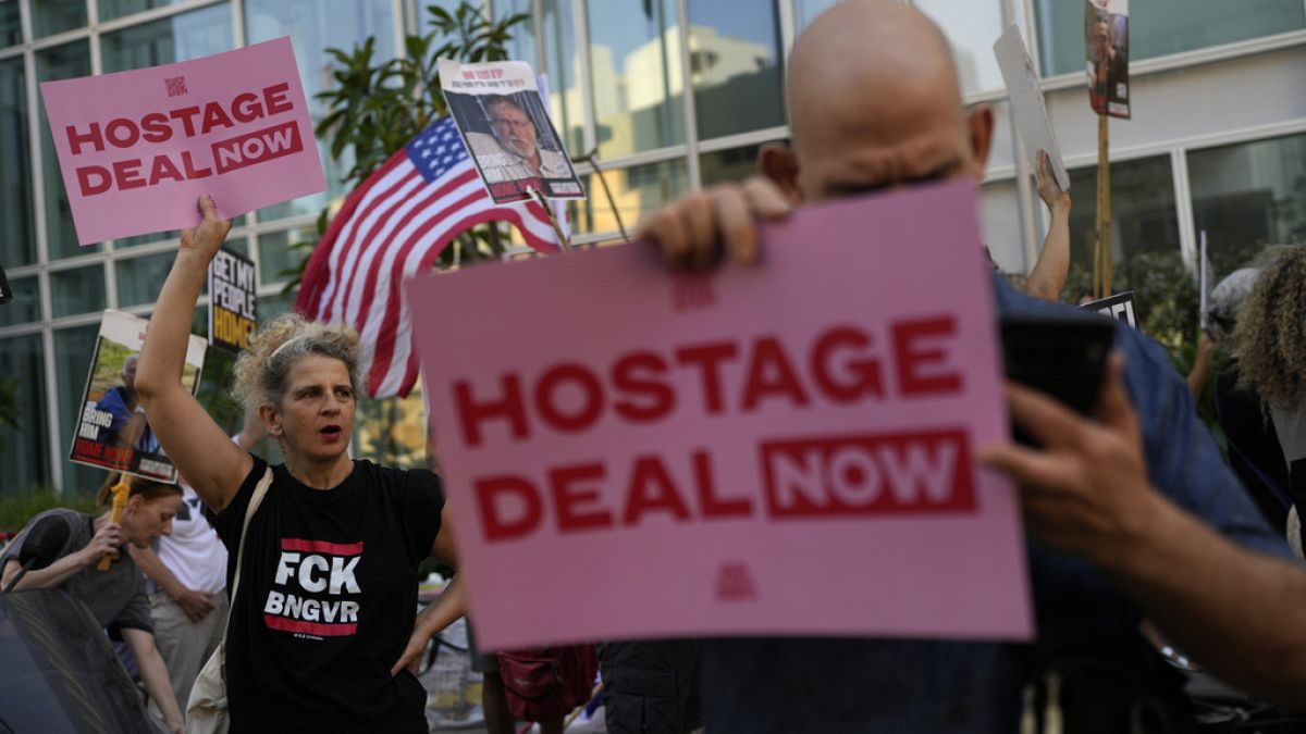 Manifestanti israeliani protestano fuori dall'hotel dove alloggiava Antony Blinken a Tel Aviv, in Israele, 19 agosto 2024