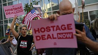 Manifestanti israeliani protestano fuori dall'hotel dove alloggiava Antony Blinken a Tel Aviv, in Israele, 19 agosto 2024