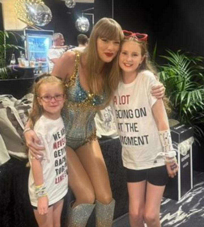 Taylor Swift con dos de las supervivientes del atentado en Southport.