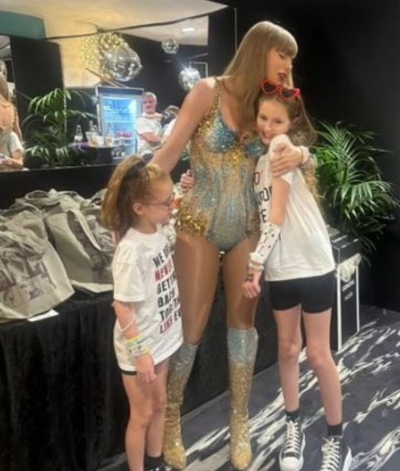 Taylor Swift com as meninas que foram vítimas do ataque em Southport