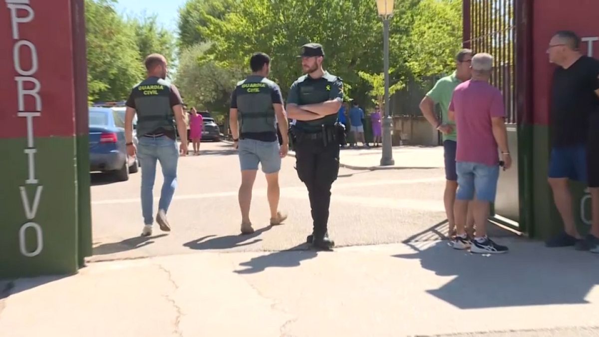 Guardia Civil en el recinto deportivo donde se produjo el asesinato.