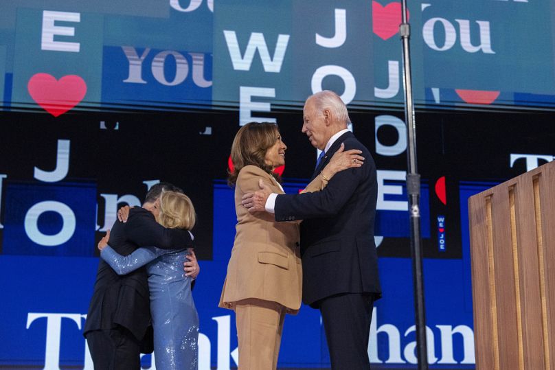 Kamala Harris y Joe Biden se abrazan en el escenario de la Convención Nacional Demócrata en Chicago. 