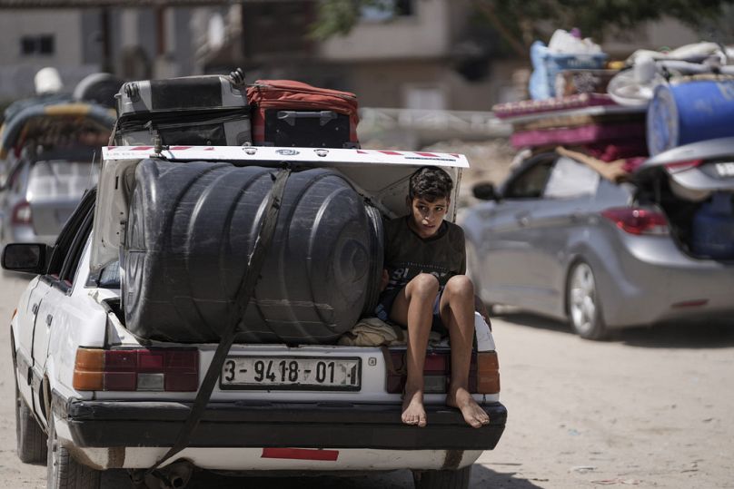 طفل فلسطيني يركب في صندوق سيارة أثناء إخلائه مخيم المغازي للاجئين في وسط قطاع غزة، كجزء من الإخلاء الجماعي الذي أمر به الجيش الإسرائيلي قبل العملية، السبت 17 أغسطس 2024. (AP P