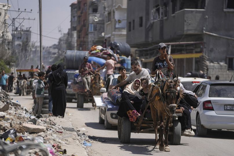 فلسطينيون يخلون مخيم المغازي للاجئين في وسط قطاع غزة، كجزء من إخلاء جماعي أمر به الجيش الإسرائيلي قبل العملية، السبت 17 أغسطس 2024. (AP Photo/Abdel Kareem Hana)