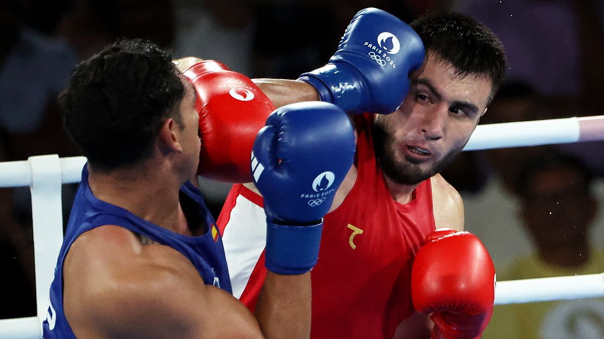 Az üzbég Bahodir Zsalolov (pirosban) és a spanyol Ayoub Ghadfa Drissi El Aissaoui a párizsi olimpia 92 kilogrammos súlycsoportjának döntőjében 2024.08.10-én.