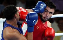 Az üzbég Bahodir Zsalolov (pirosban) és a spanyol Ayoub Ghadfa Drissi El Aissaoui a párizsi olimpia 92 kilogrammos súlycsoportjának döntőjében 2024.08.10-én.