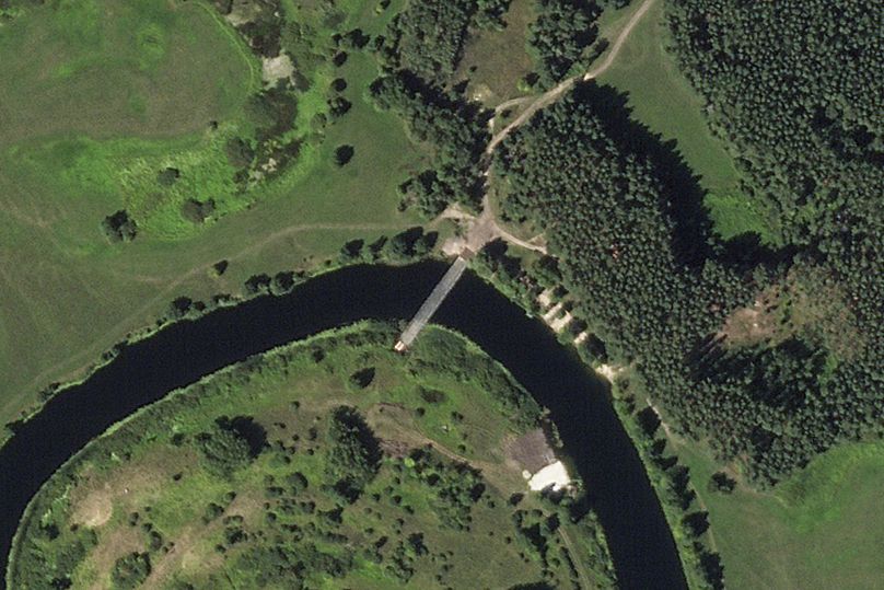 Imagens de satélite mostram os pontões a substituir a ponte destruída na região russa de Kursk