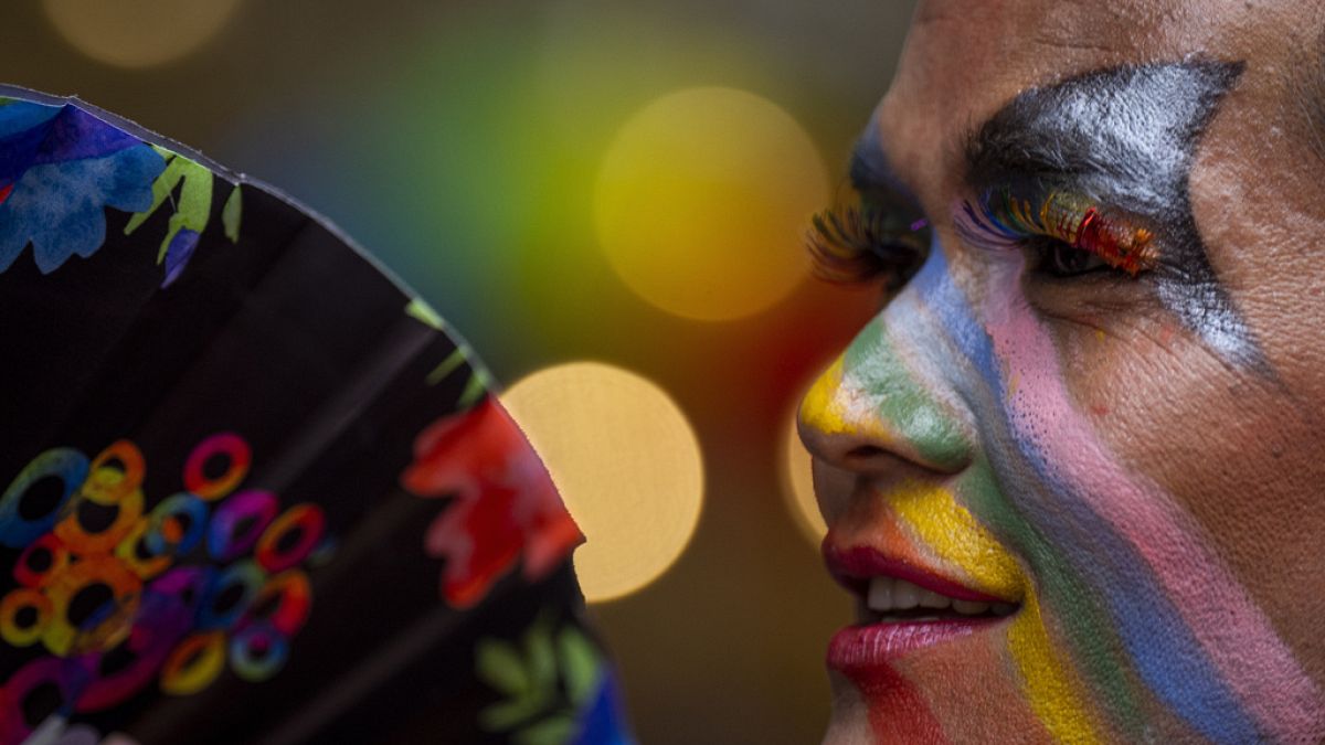 Participante tem cores pintadas no rosto enquanto as pessoas LGBTQ+ e os seus apoiantes se reúnem durante a parada anual do orgulho, em Katmandu, Nepal, 20 de agosto 2024