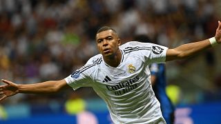 Kylian Mbappé a Real Madrid játékosa ünnepel, miután gólt lőtt a labdarúgó Európai Szuperkupa Real Madrid-Atalanta mérkőzésen a varsói Nemzeti Stadionban 2024.08.14-én