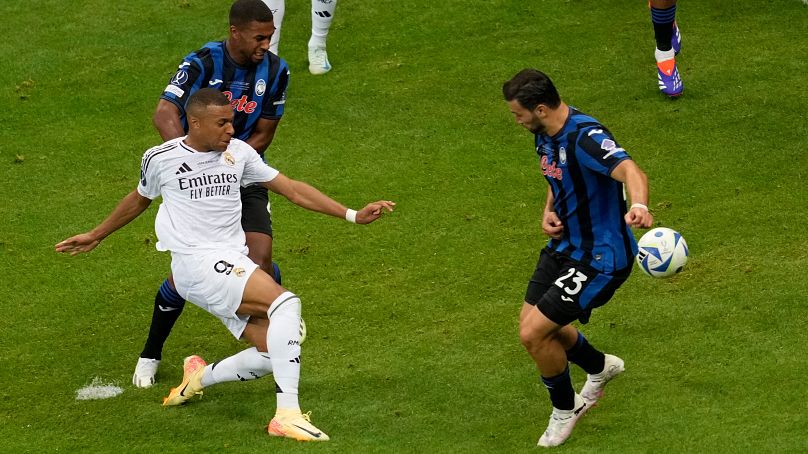 Kylian Mbappé a Real Madrid játékosa (9) gólt lő a labdarúgó Európai Szuperkupa Real Madrid-Atalanta mérkőzésen a varsói Nemzeti Stadionban 2024. augusztus 14-én.