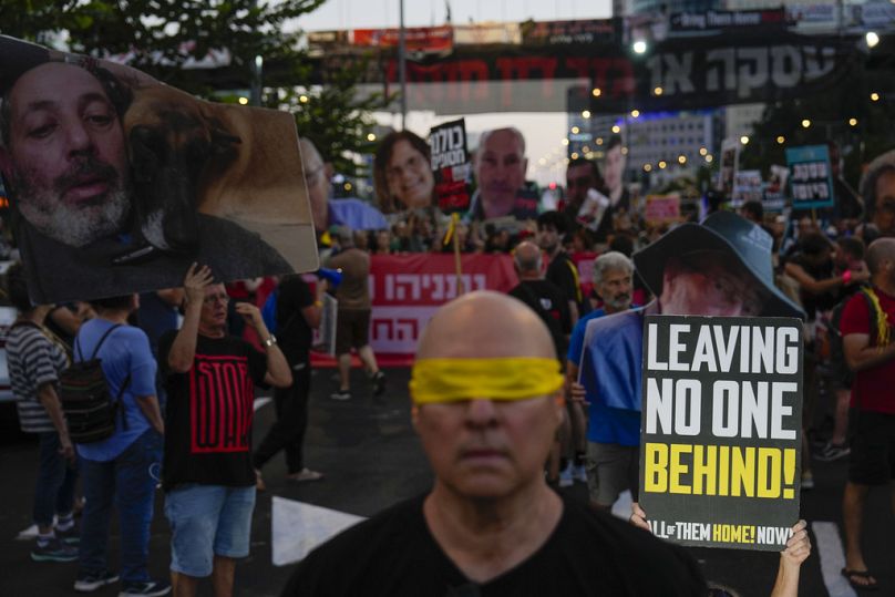Manifestanti onorano la memoria di sei corpi restituiti e chiedono un accordo per liberare i prigionieri rimanenti, Tel Aviv, Israele, 20 agosto 2024