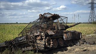 Un tanque ruso destruido al costado de una carretera cerca de la ciudad de Sudzha, Rusia, en la región de Kursk, el 16 de agosto de 2024.