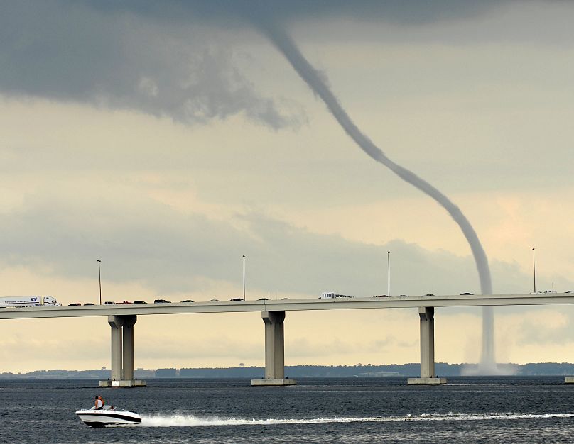 Image d'archive : Une grande trombe marine se forme au-dessus de la rivière Saint-Jean à Jacksonville, en Floride, le vendredi 26 juin 2009.