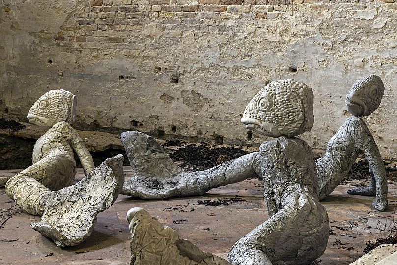  Edith Karlson, Hora lupi . Padiglione estone alla 60esima Biennale di Venezia. 