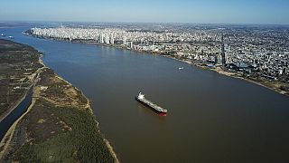 Bir tahıl gemisi Parana Nehri'nin ortasında demirlemiş durumda, 29 Temmuz 2024.