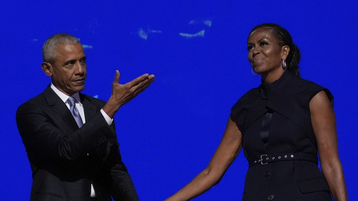 Barack y Michelle Obama participan en la segunda noche de la convención demócrata, en Chicago, el martes 20 de agosto de 2024.