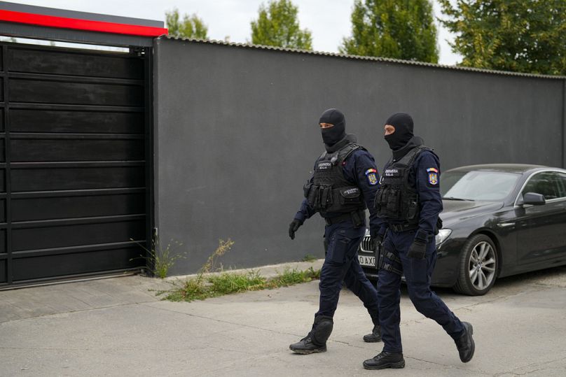 Des gendarmes patrouillent devant la résidence d'Andrew Tate, lors d'une perquisition matinale dans la banlieue de Bucarest, en Roumanie, le 21 août 2024.