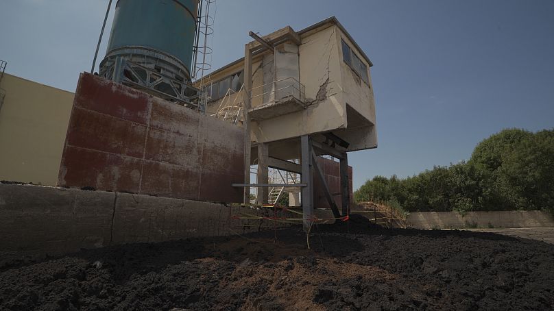 Durante o processo de tratamento, a central produz lamas desidratadas. Também conhecido como "bolo", pode ser utilizado como fertilizante ou condicionador do solo