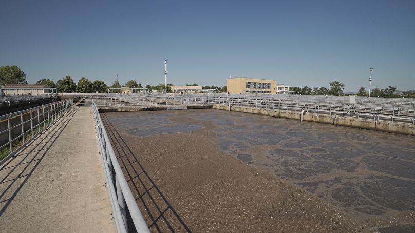 Acqua in fase di trattamento presso lo stabilimento di Kubratovo vicino alla capitale della Bulgaria, Sofia