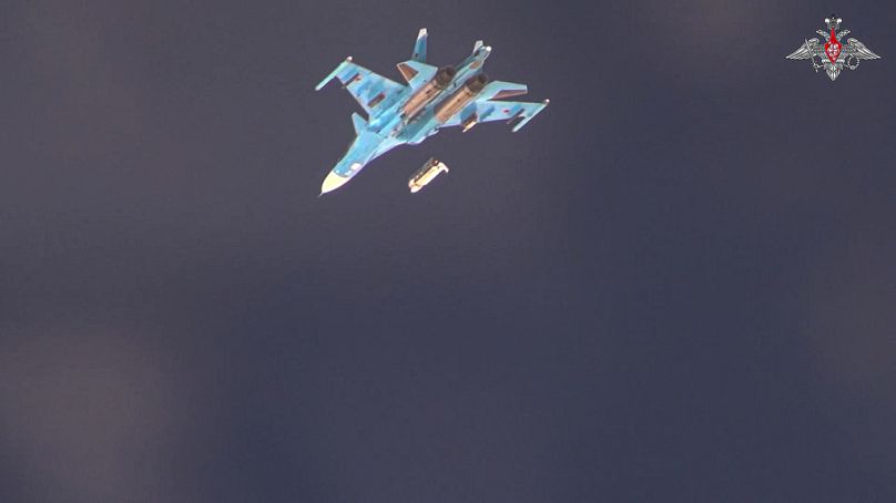 Un bombardier Su-34 de l'armée de l'air russe largue une bombe planante sur des positions ukrainiennes dans la région ukrainienne de Soumy (publié le 9 août 2024)