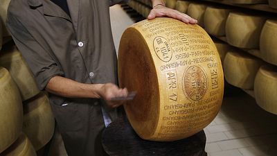 Un employé chargé du contrôle de la qualité inspecte un fromage parmesan Parmigiano Reggiano à Noceto, Parme, Italie, mardi 8 octobre 2019.