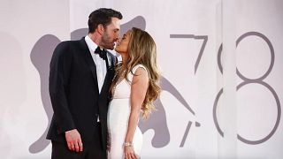 Jennifer Lopez (sağda) ve Ben Affleck, İtalya'nın Venedik kentinde düzenlenen Venedik Film Festivali sırasında öpüşüyor,  10 Eylül 2021.